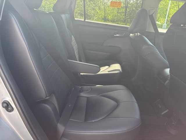 used 2023 Toyota Highlander car, priced at $36,999