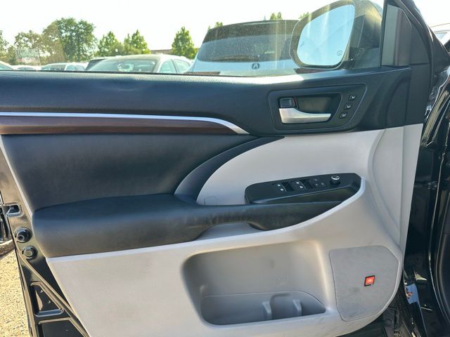 used 2015 Toyota Highlander car, priced at $21,960