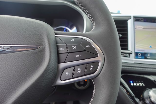 new 2025 Chrysler Pacifica Hybrid car, priced at $41,675