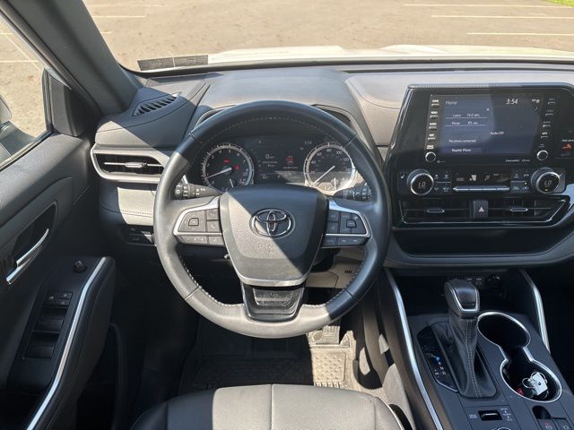 used 2022 Toyota Highlander car, priced at $39,599