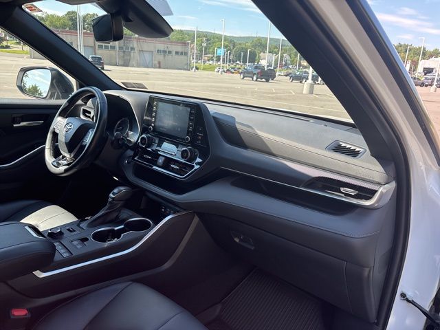 used 2022 Toyota Highlander car, priced at $39,599