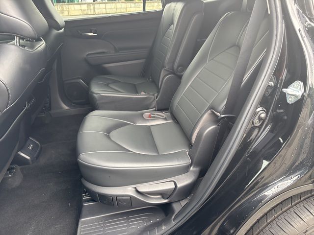 used 2022 Toyota Highlander car, priced at $35,699