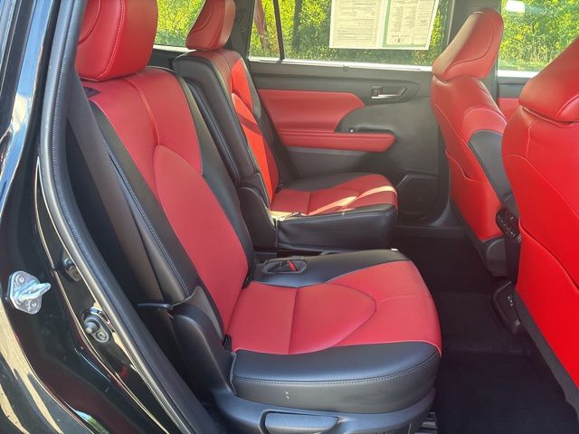 used 2022 Toyota Highlander car, priced at $33,299