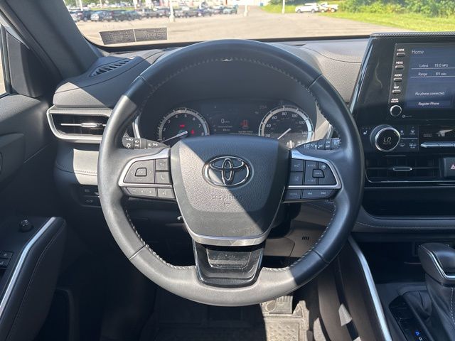 used 2022 Toyota Highlander car, priced at $39,599