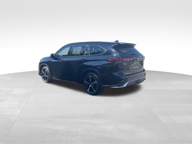 used 2022 Toyota Highlander car, priced at $33,299