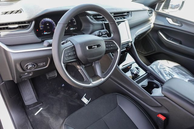 new 2025 Jeep Grand Cherokee car, priced at $40,755