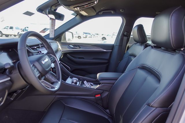 new 2025 Jeep Grand Cherokee car, priced at $40,790