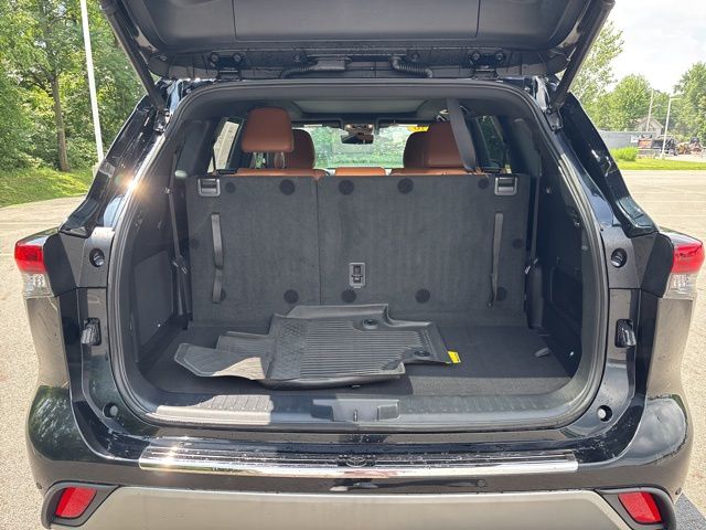 used 2020 Toyota Highlander Hybrid car, priced at $35,488