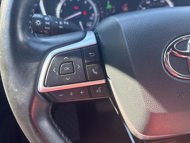 used 2022 Toyota Highlander car, priced at $33,299