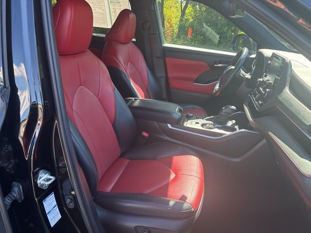 used 2022 Toyota Highlander car, priced at $33,299