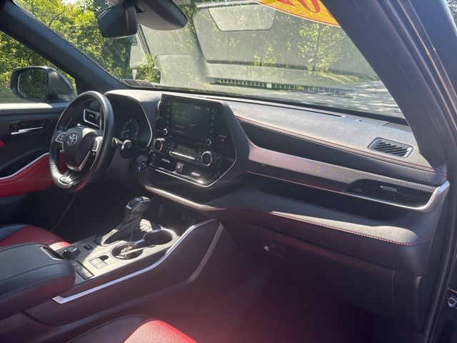 used 2022 Toyota Highlander car, priced at $33,299