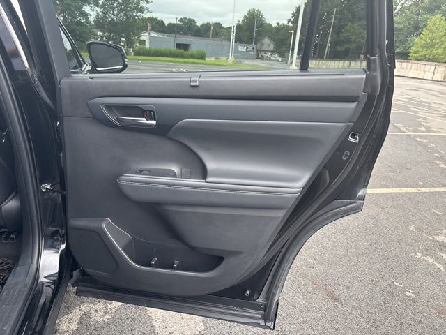 used 2022 Toyota Highlander car, priced at $35,699