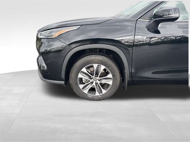 used 2022 Toyota Highlander car, priced at $36,099