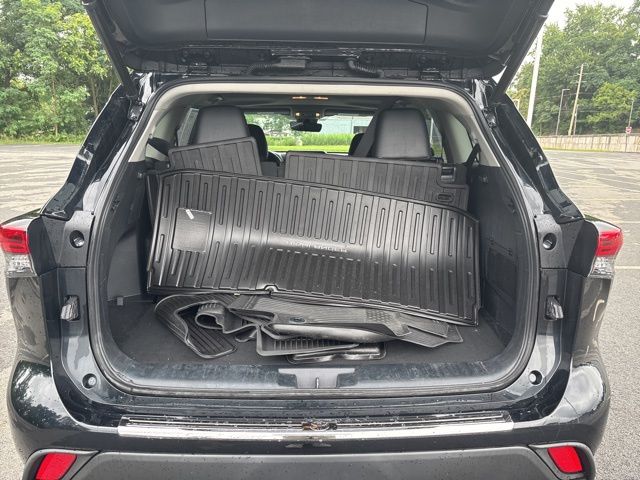 used 2022 Toyota Highlander car, priced at $35,699