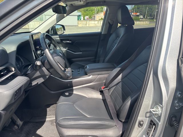 used 2023 Toyota Highlander car, priced at $36,999