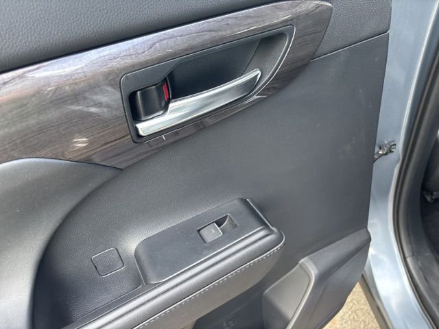 used 2020 Toyota Highlander Hybrid car, priced at $33,499