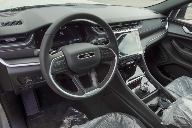 new 2025 Jeep Grand Cherokee car, priced at $40,120