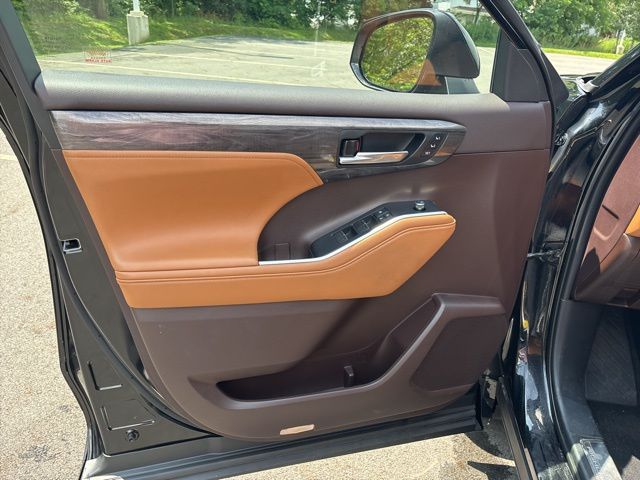 used 2020 Toyota Highlander Hybrid car, priced at $35,488