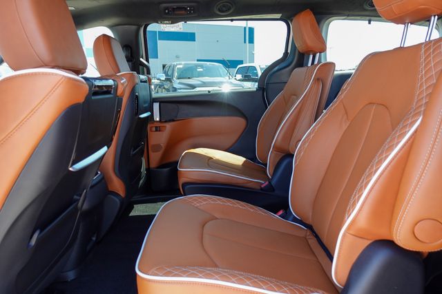 new 2025 Chrysler Pacifica Hybrid car, priced at $47,541