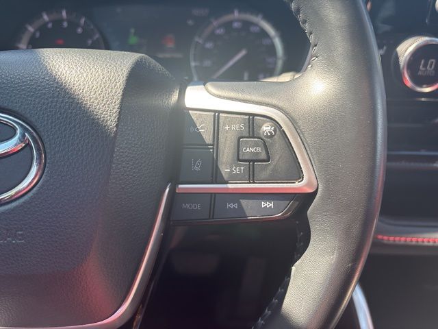 used 2022 Toyota Highlander car, priced at $33,299