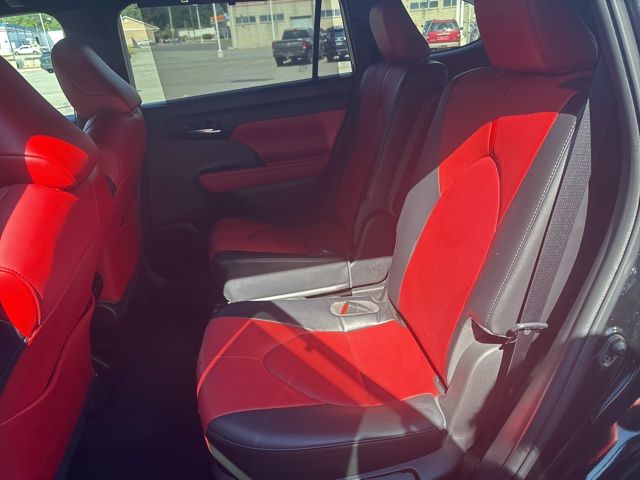 used 2022 Toyota Highlander car, priced at $33,299
