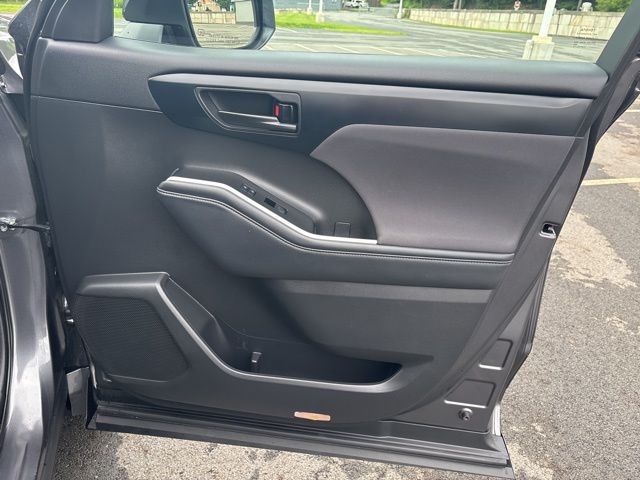 used 2022 Toyota Highlander car, priced at $29,999