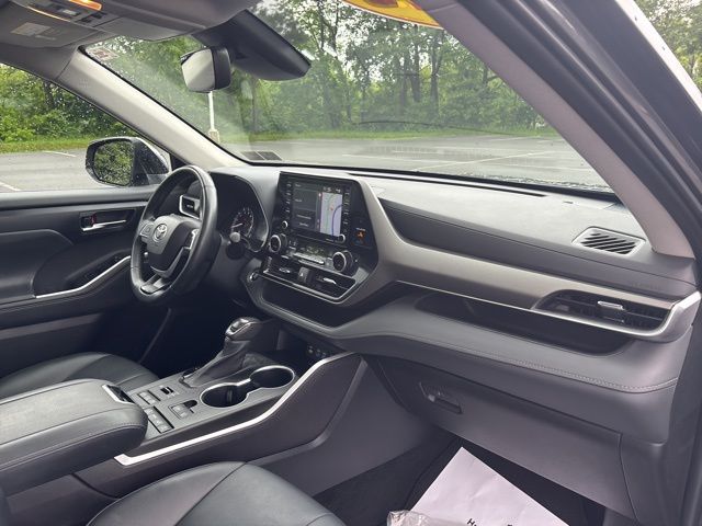 used 2022 Toyota Highlander car, priced at $35,326