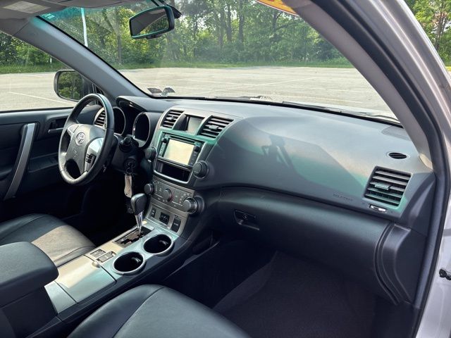 used 2013 Toyota Highlander car, priced at $15,999