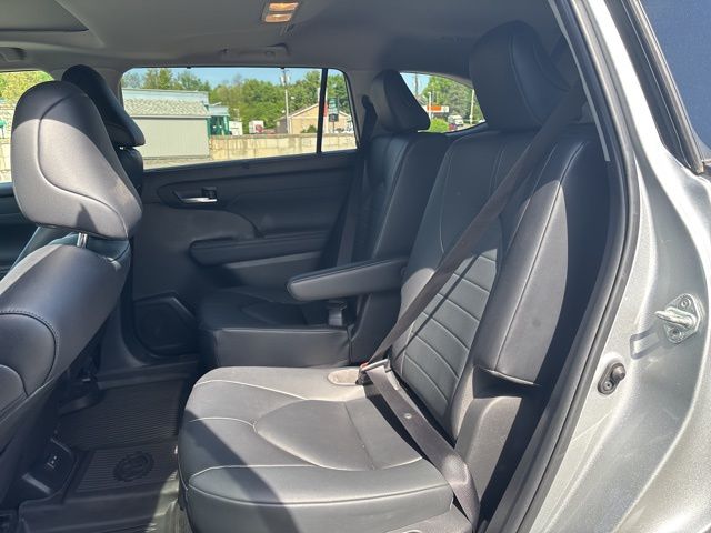 used 2023 Toyota Highlander car, priced at $36,999