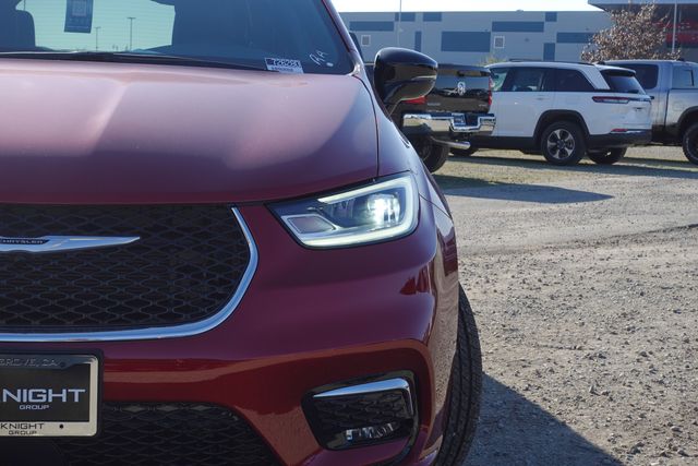 new 2025 Chrysler Pacifica car, priced at $40,640