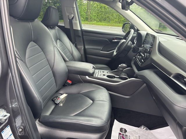 used 2022 Toyota Highlander car, priced at $35,326