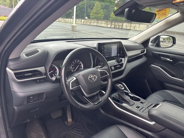 used 2022 Toyota Highlander car, priced at $35,326
