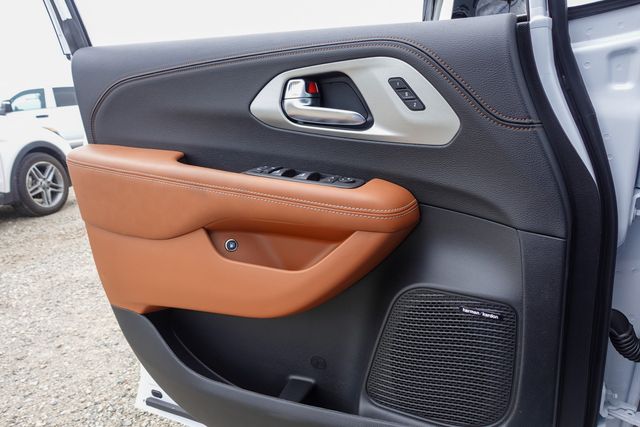 new 2025 Chrysler Pacifica Hybrid car, priced at $51,280