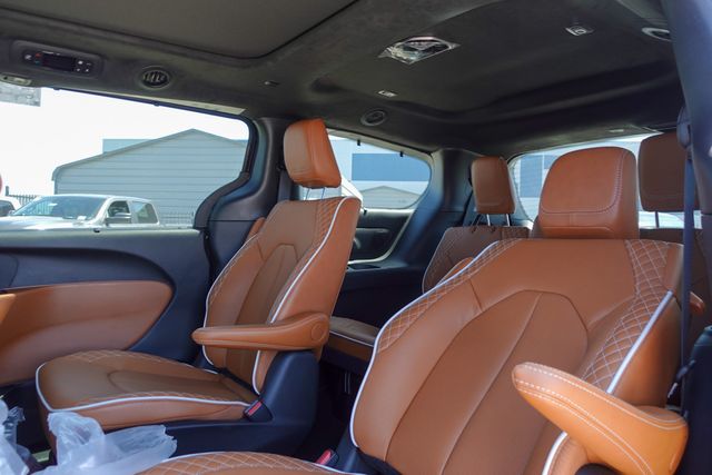 new 2025 Chrysler Pacifica Hybrid car, priced at $47,041