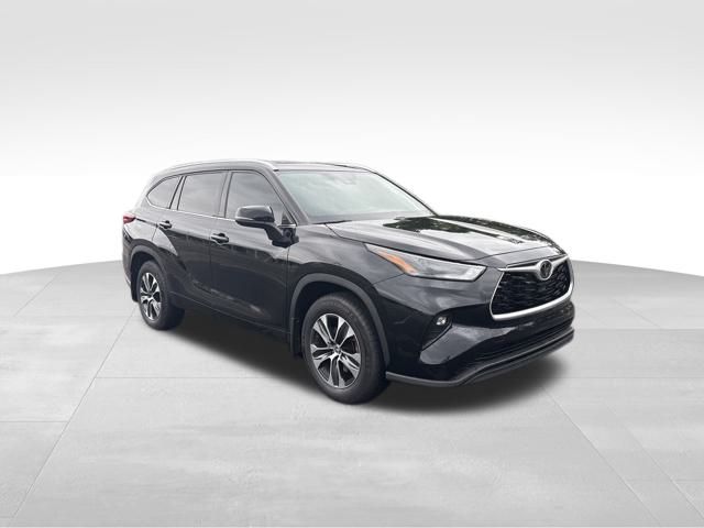 used 2022 Toyota Highlander car, priced at $35,699