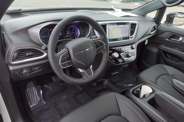 new 2025 Chrysler Pacifica Hybrid car, priced at $41,675
