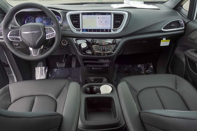 new 2025 Chrysler Pacifica Hybrid car, priced at $41,675