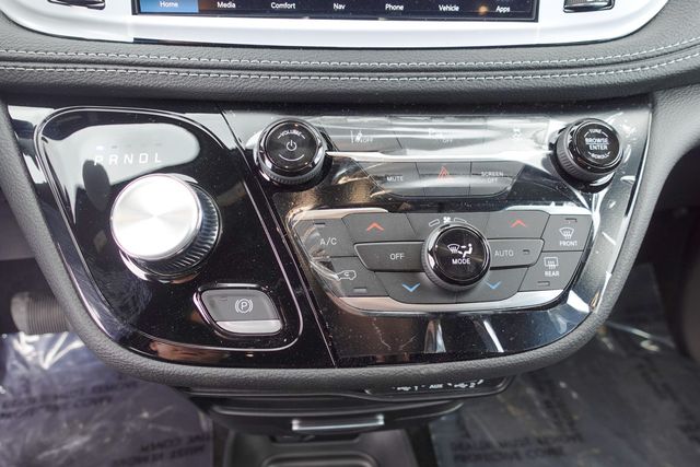 new 2025 Chrysler Pacifica Hybrid car, priced at $41,675
