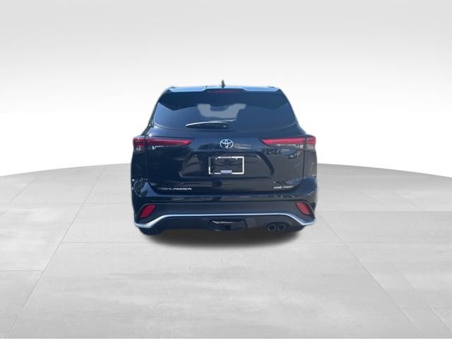 used 2022 Toyota Highlander car, priced at $33,299