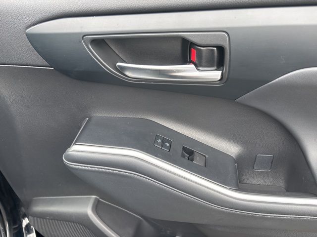 used 2022 Toyota Highlander car, priced at $35,699