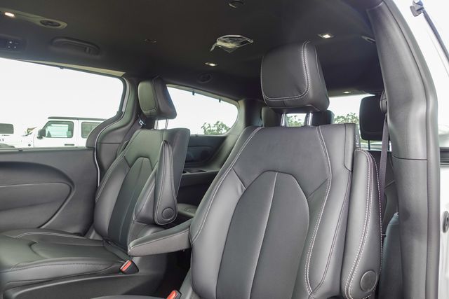 new 2025 Chrysler Pacifica Hybrid car, priced at $41,675