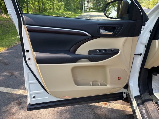used 2015 Toyota Highlander car, priced at $21,999