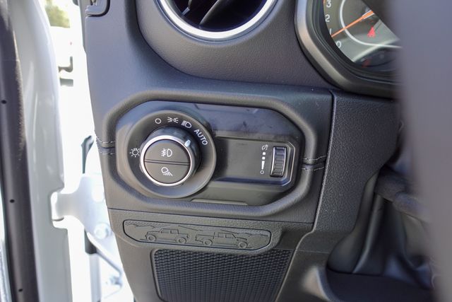 new 2025 Jeep Gladiator car, priced at $43,675