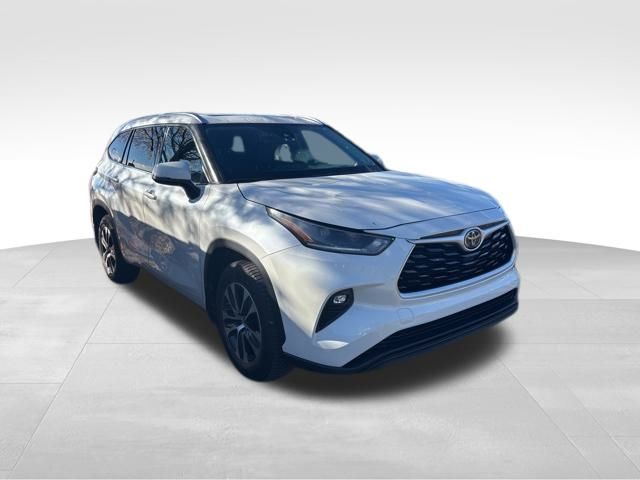 used 2021 Toyota Highlander car, priced at $29,999