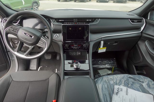 new 2025 Jeep Grand Cherokee car, priced at $33,530