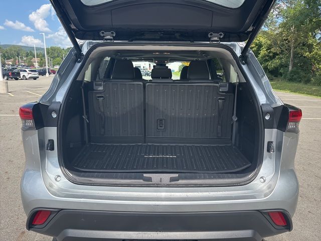 used 2023 Toyota Highlander car, priced at $36,699