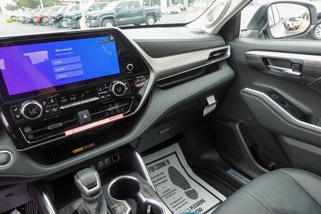 new 2025 Toyota Highlander car