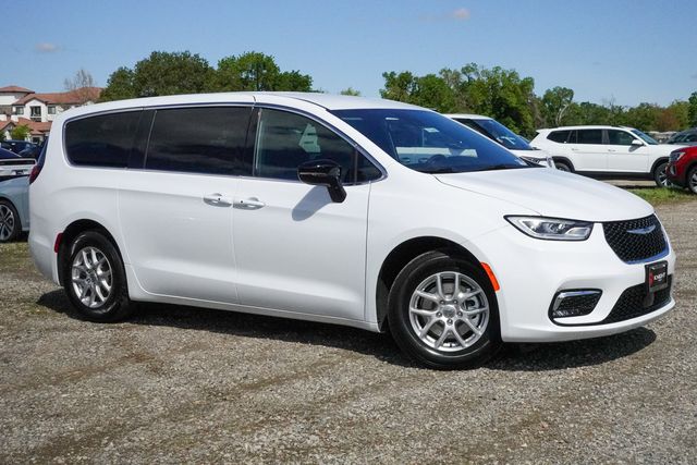 new 2025 Chrysler Pacifica car, priced at $41,290