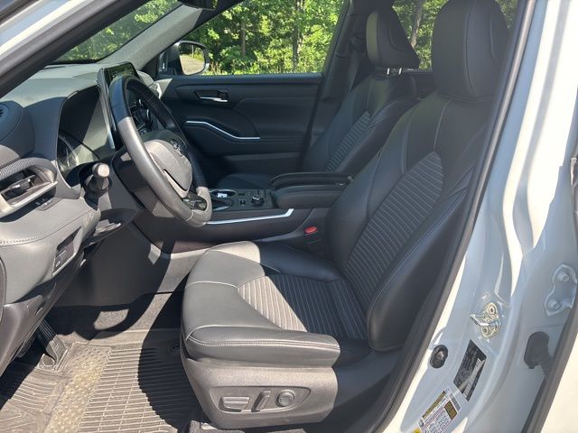 used 2022 Toyota Highlander car, priced at $39,599