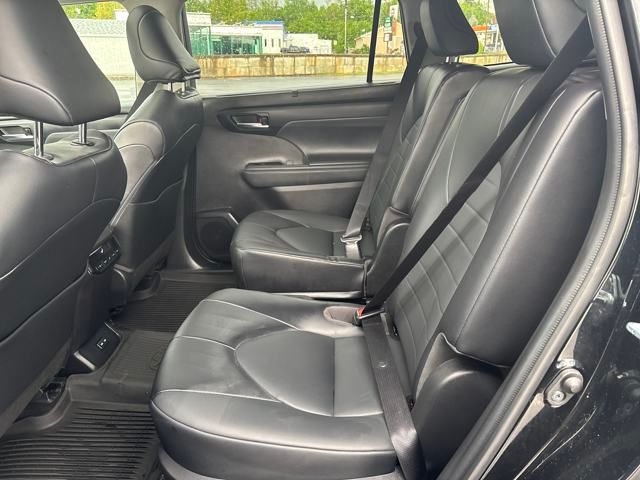 used 2022 Toyota Highlander car, priced at $36,099